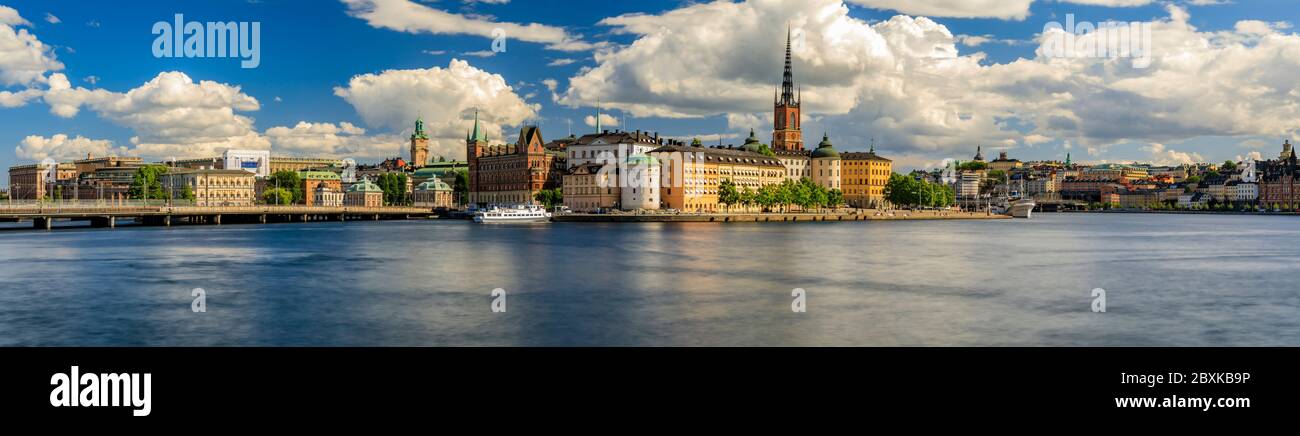 Vue panoramique de la vieille ville de Gamla Stan avec l'église Riddarholmen, l'église funéraire des monarques suédois à travers le lac Malaren à Stockholm, en Suède Banque D'Images