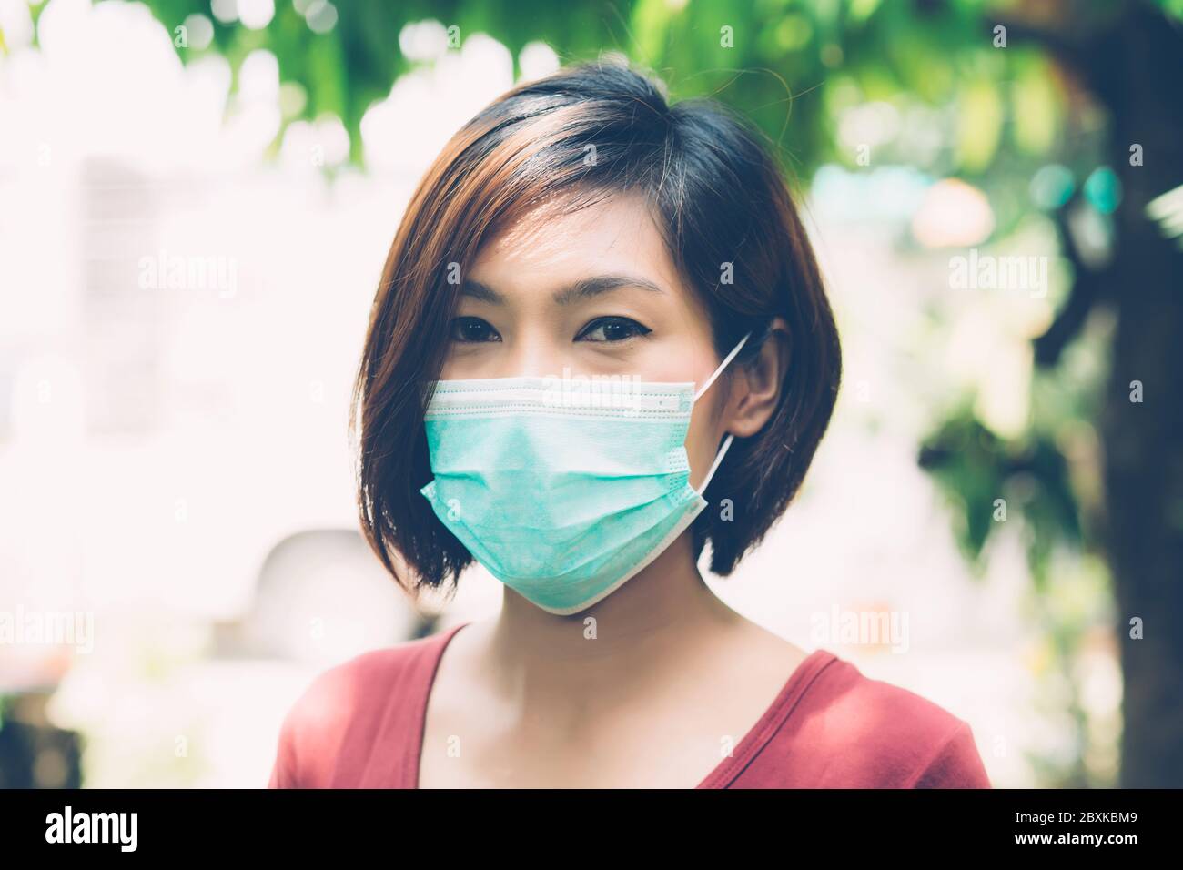 Portrait jeune femme asiatique dans le masque facial, protection épidémie  de covid-19, pandémie protectrice de la maladie coronavirus ou grippe,  sécurité féminine pour le virus et Photo Stock - Alamy