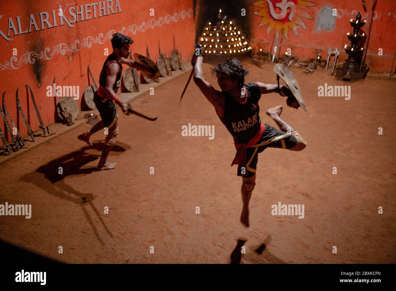 Démonstration d'art martial indien, Kalaripayattu, dans une arène intérieure Banque D'Images