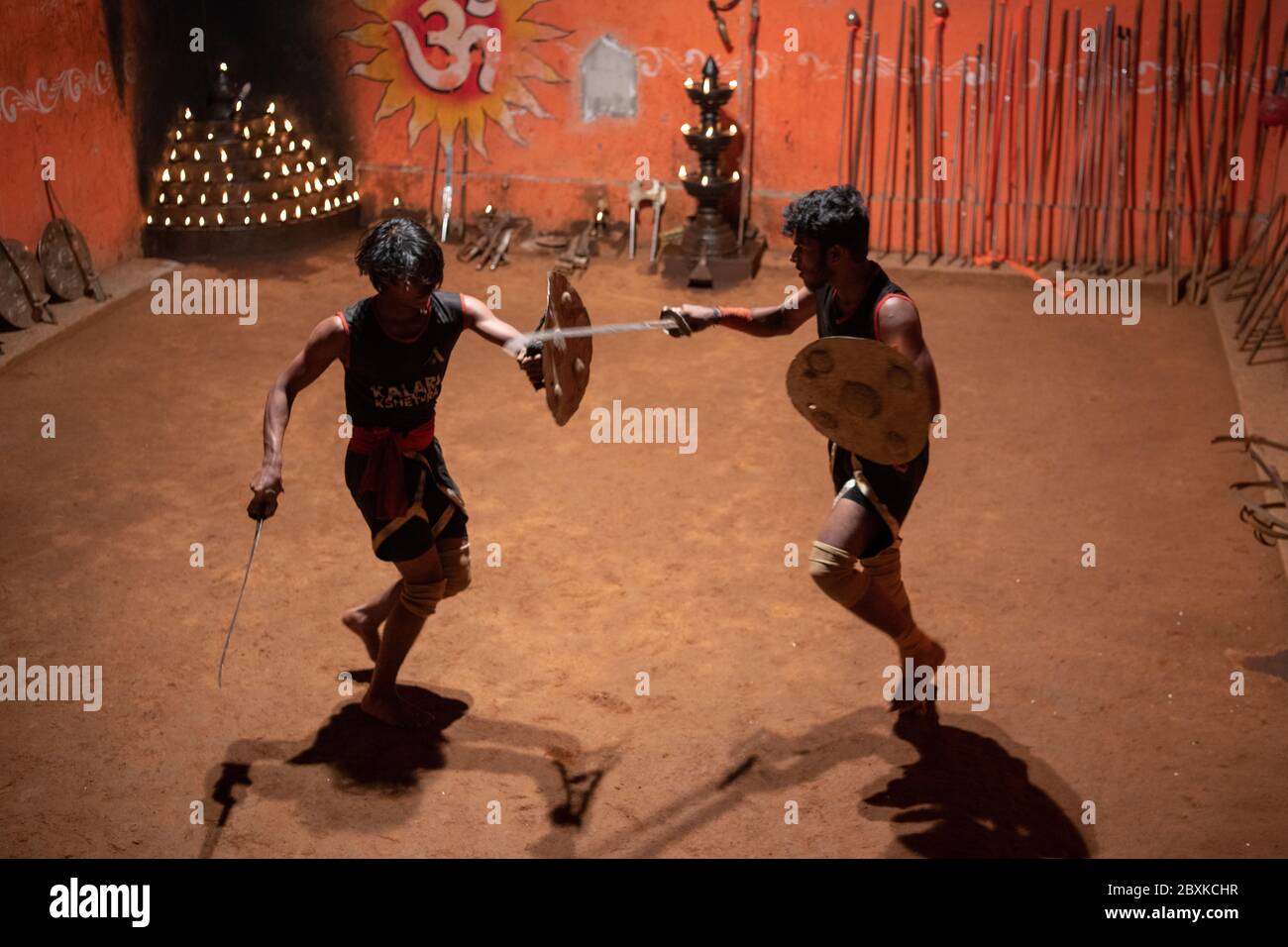Démonstration d'art martial indien, Kalaripayattu, dans une arène intérieure Banque D'Images