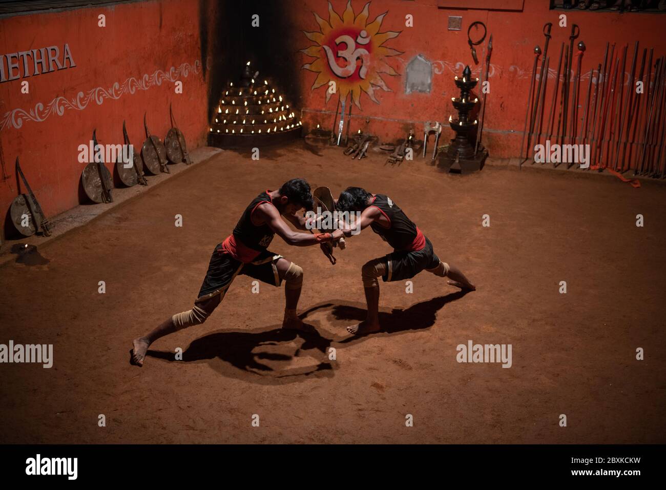 Démonstration d'art martial indien, Kalaripayattu, dans une arène intérieure Banque D'Images
