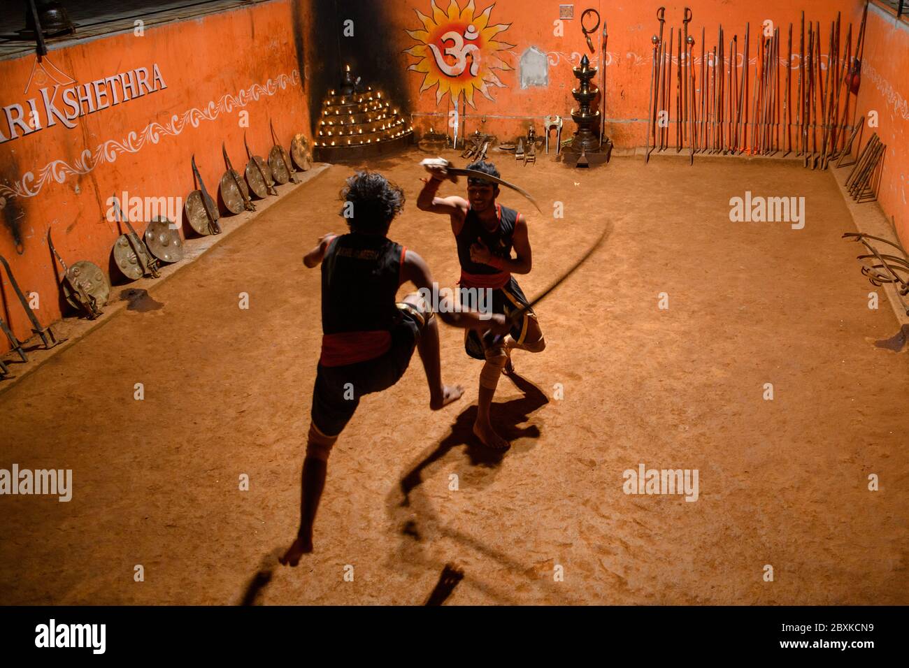 Démonstration d'art martial indien, Kalaripayattu, dans une arène intérieure Banque D'Images