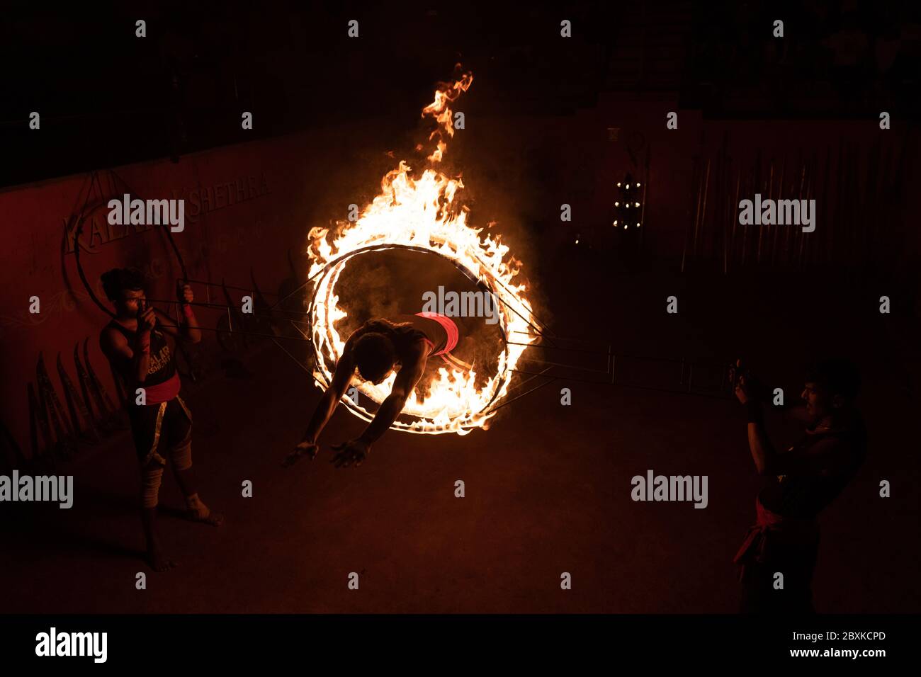 Démonstration d'art martial indien, Kalaripayattu, dans une arène intérieure Banque D'Images
