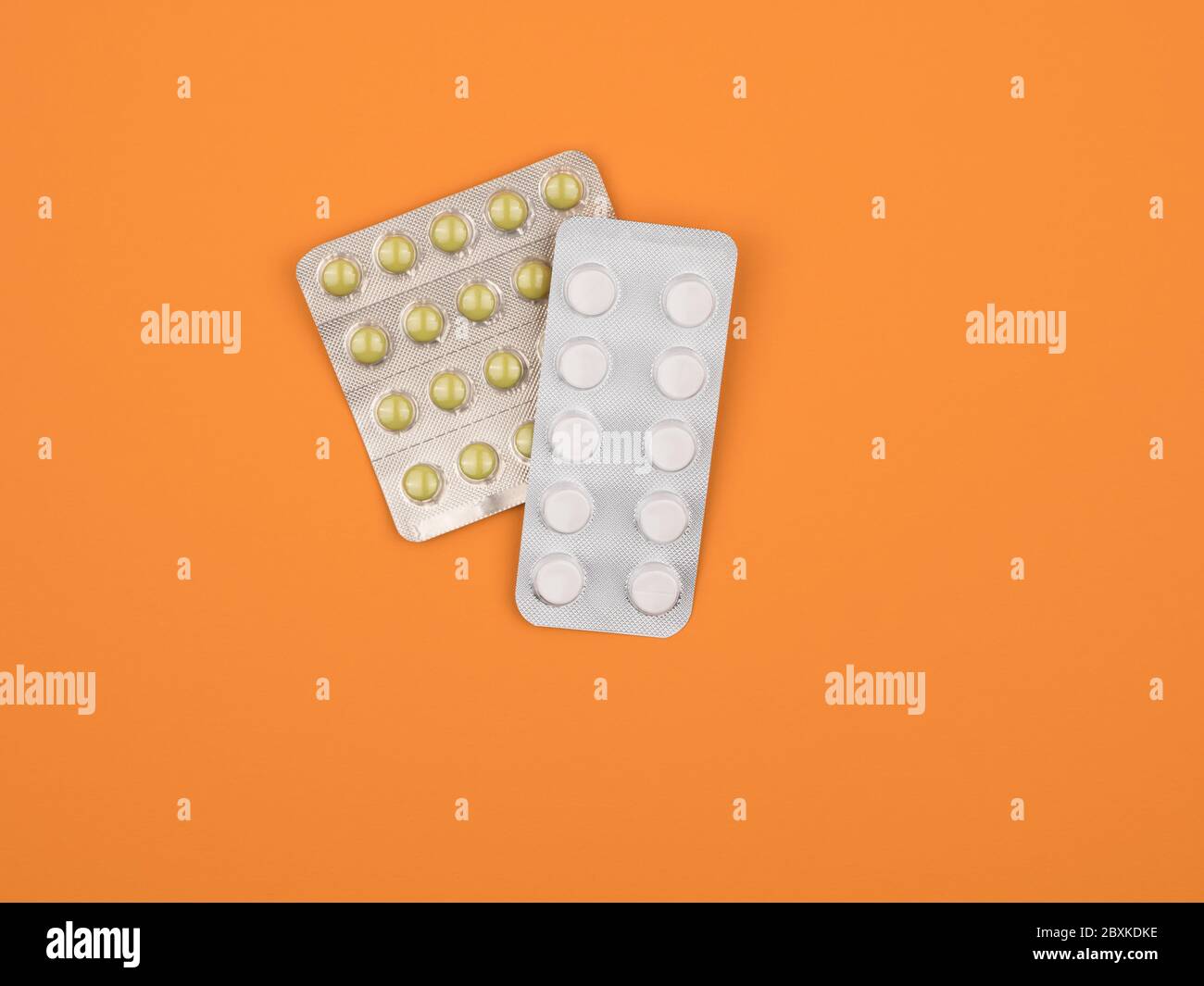 Comprimés en plaquettes thermoformées pour le traitement de maladies sur fond orange. Banque D'Images