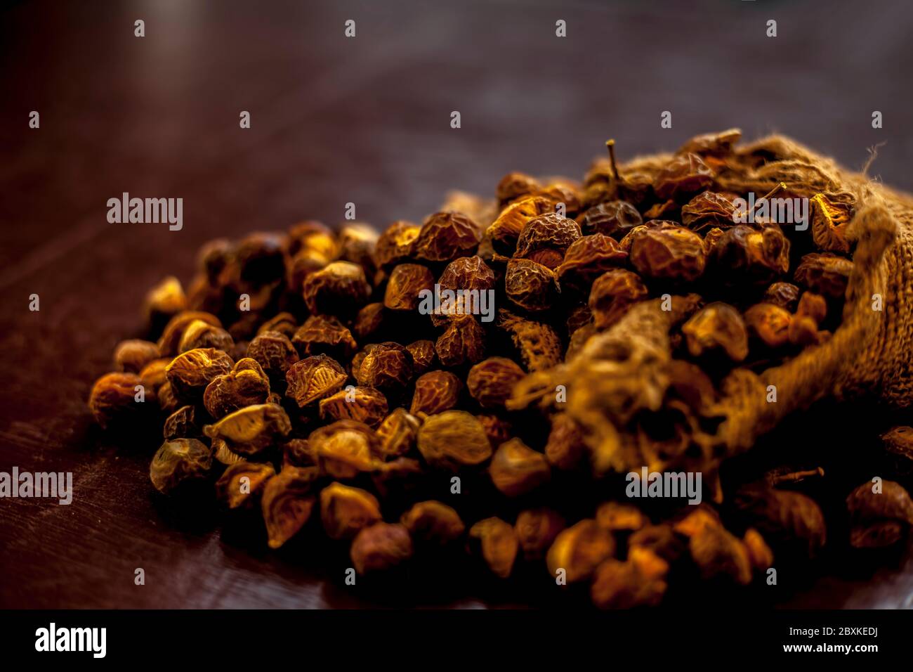 Photo classique de reetha ou d'arithmétique ou de soapnut dans un sac de tireur sur la surface brune. Banque D'Images