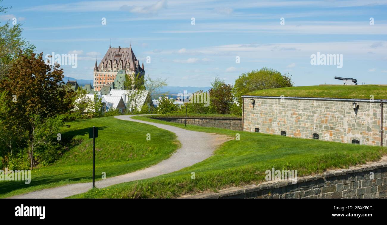 Terrain entourant la Citadelle de Québec et haut du célèbre hôtel Frontenac Banque D'Images