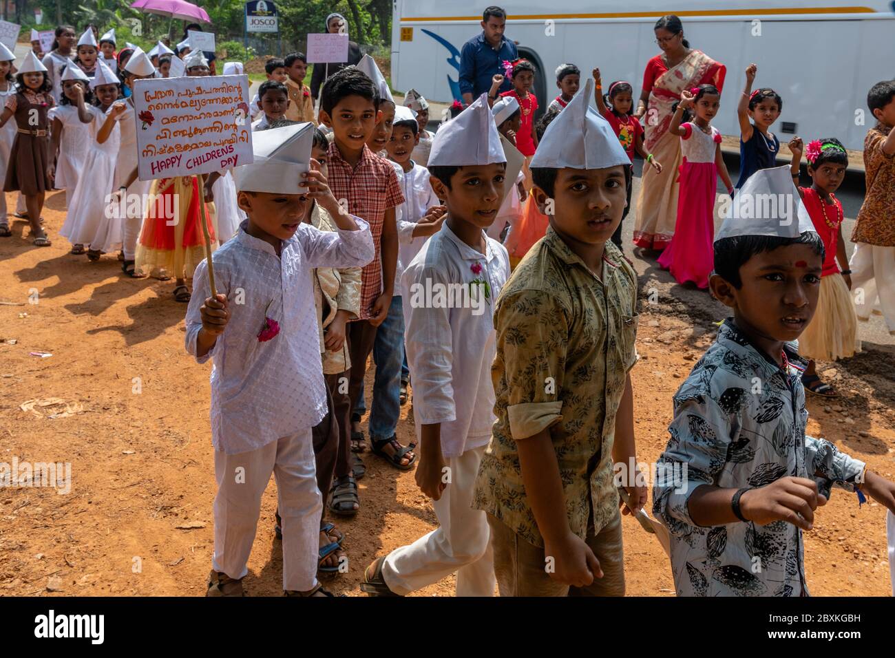 Les étudiants célèbrent la Journée des enfants lors d'un défilé à Kerala, en Inde Banque D'Images