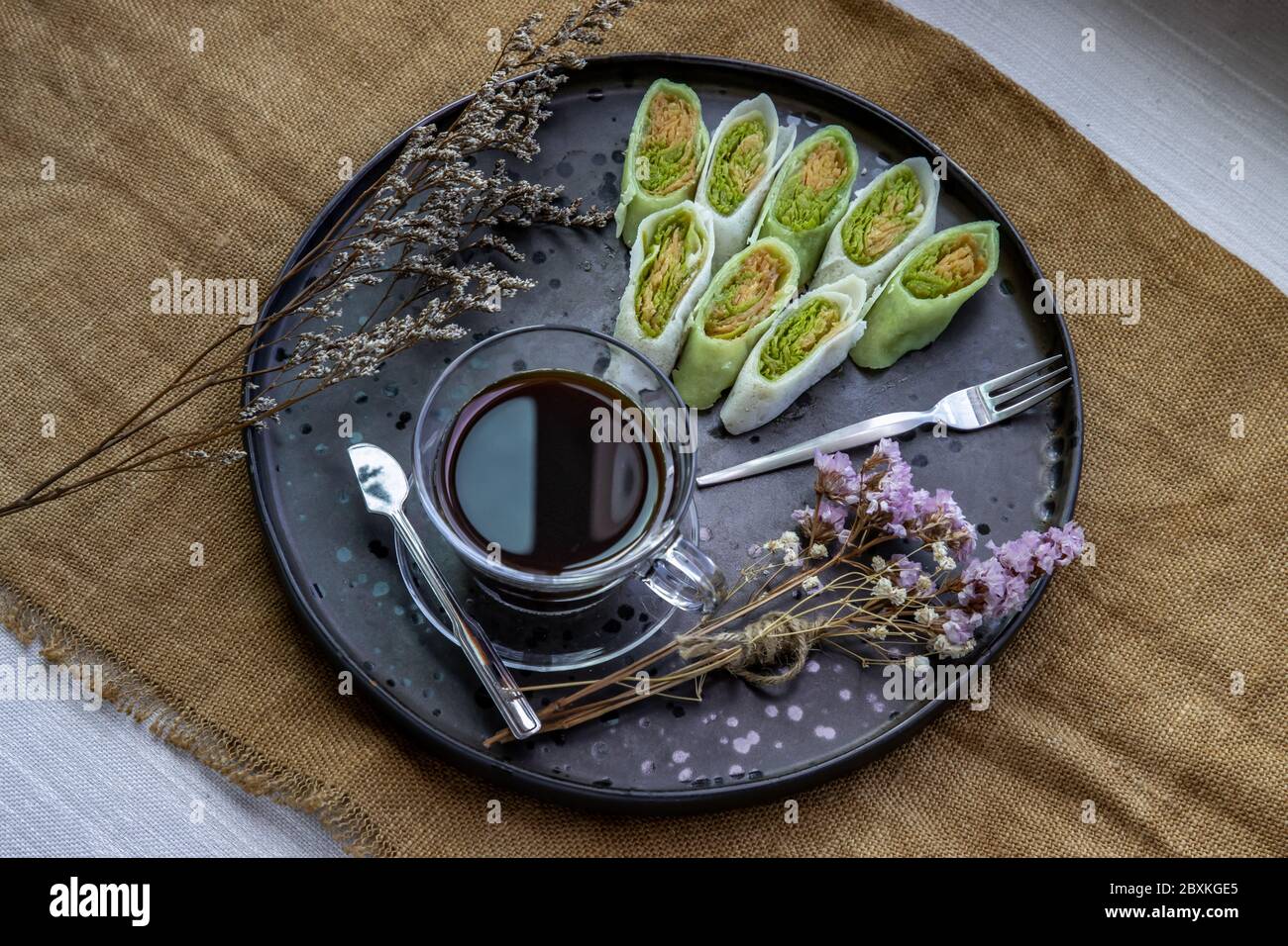 Thé de l'après-midi. Roti Sai Mai est le nom de bonbons de coton thaïlandais enveloppés de pâte à pâtisserie coupée en fines tranches servies avec du café noir. Les fils de soie Banque D'Images