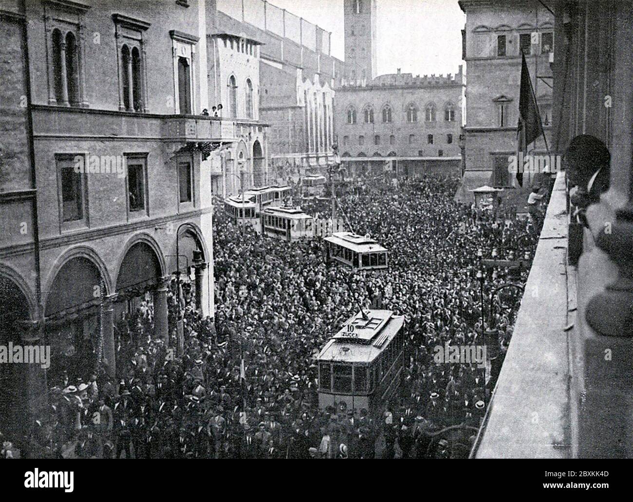 Rassemblement pro-guerre à Bologne, Italie, 1914. Banque D'Images