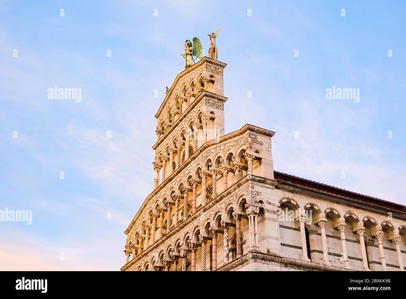 Lucques, Toscane, place de la cathédrale de San Michele à Foro au coucher du soleil Banque D'Images