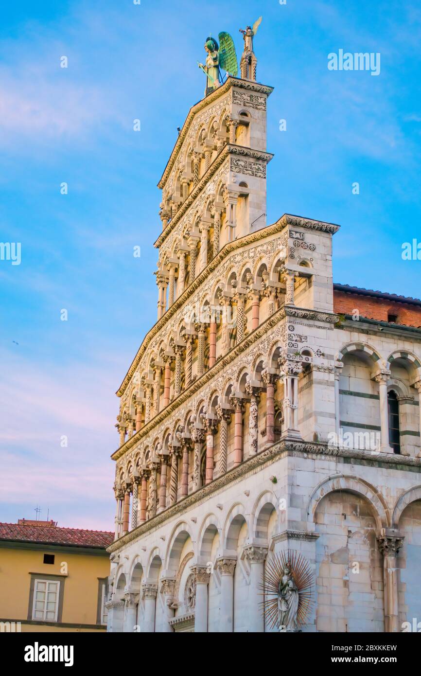 Lucques, Toscane, place de la cathédrale de San Michele à Foro au coucher du soleil Banque D'Images