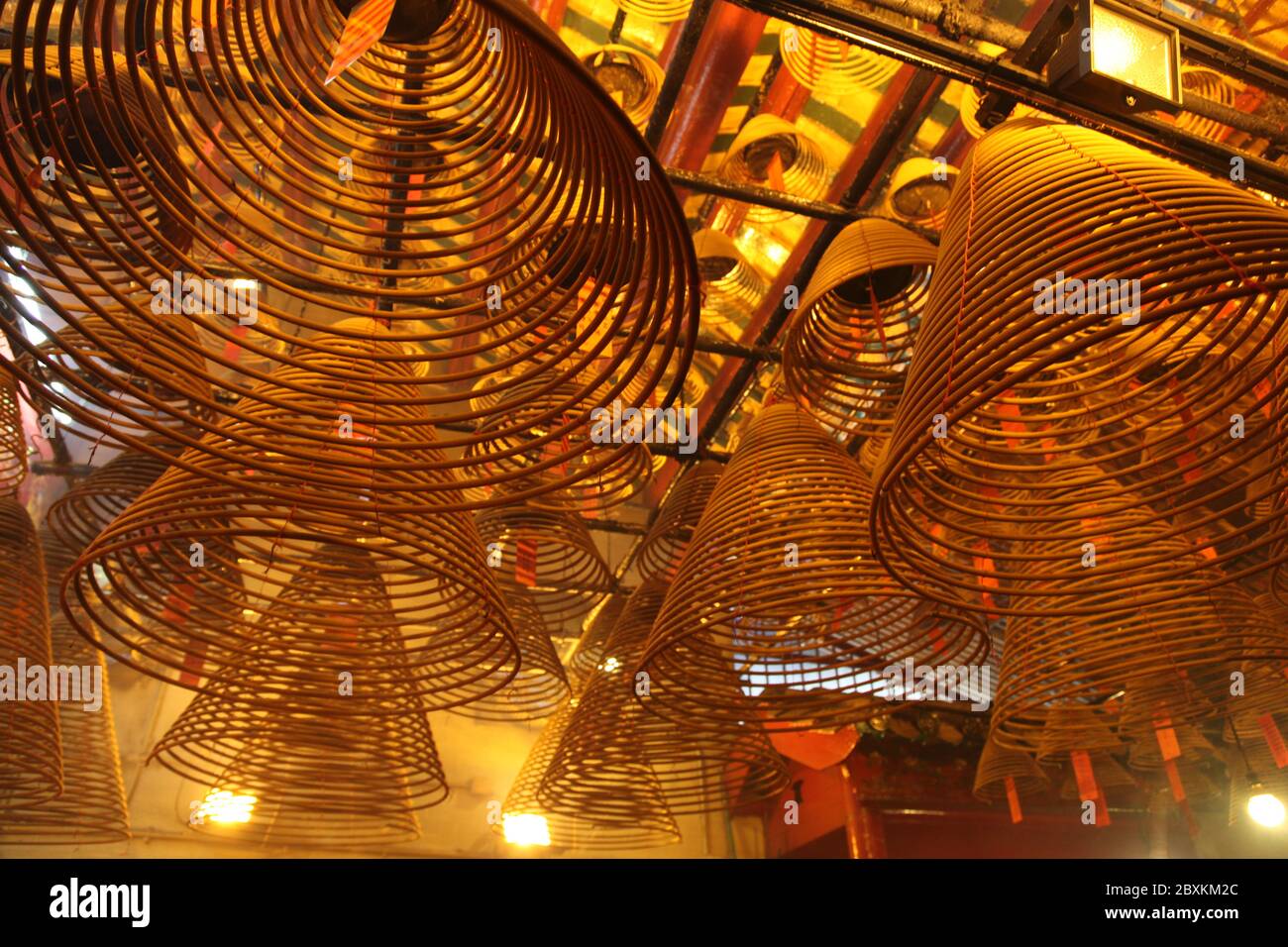 Bobines d'encens brûlant dans un temple à Hong Kong au nouvel an chinois. Banque D'Images