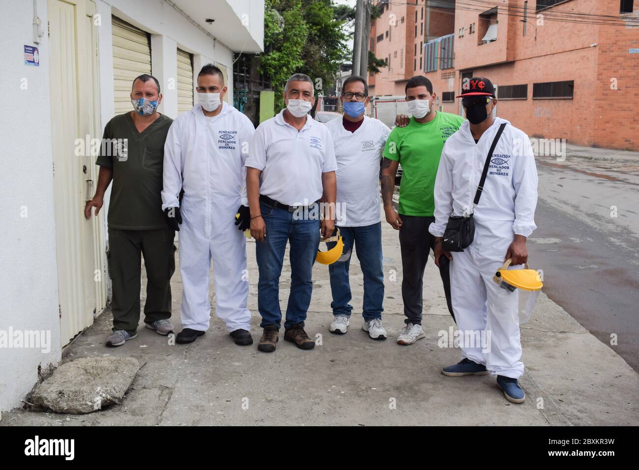 Le fondateur Henry Aristizabal, le pasteur Erick Cheng et les volontaires au siège de la fondation 'Jesús Pescador de Hombres', à Cali, qui prépare et di Banque D'Images