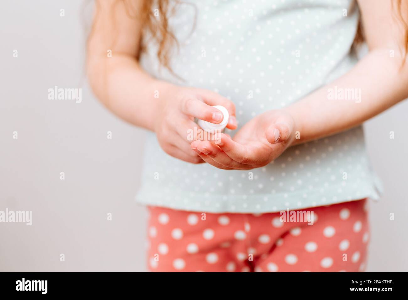 L'enfant utilise un désinfectant pour les mains. Prévention de l'infection et de la dissémination du coronavirus, quarantaine Banque D'Images