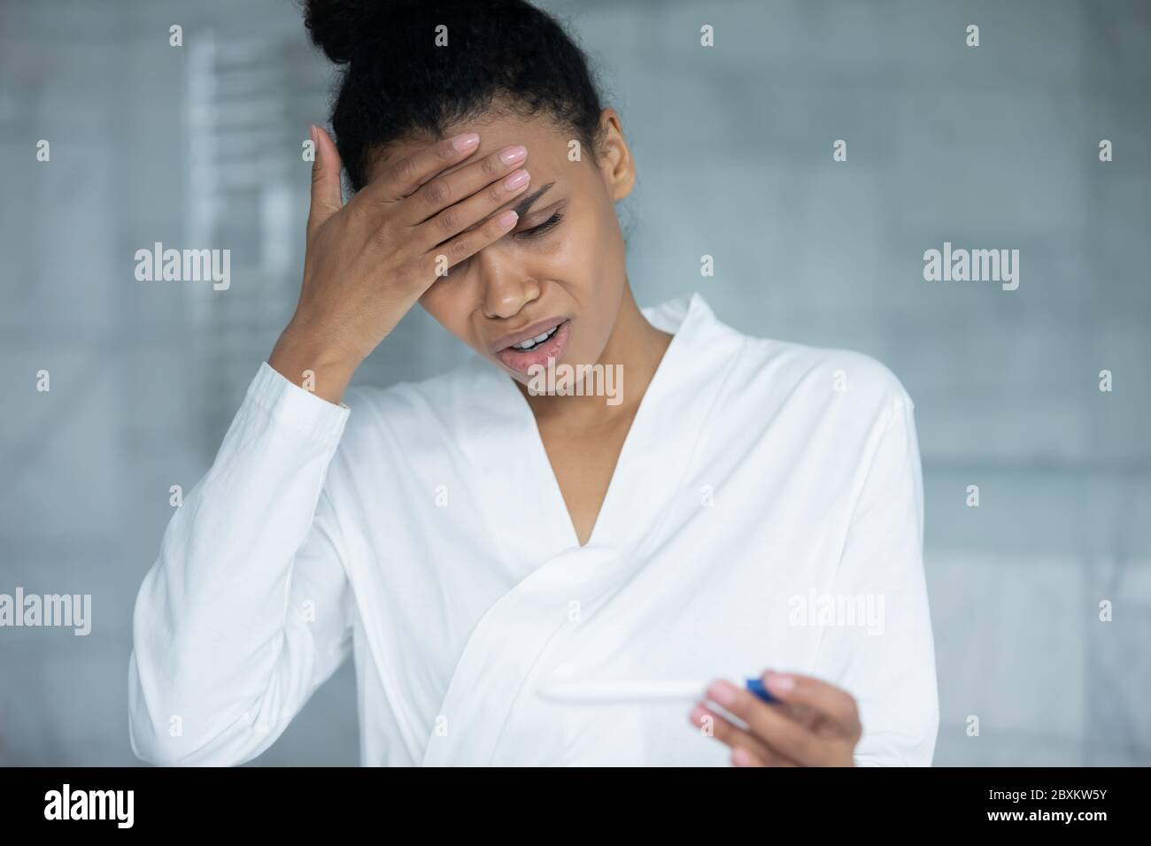 Gros plan malheureux stressée afro-américaine tenue d'un test de grossesse Banque D'Images