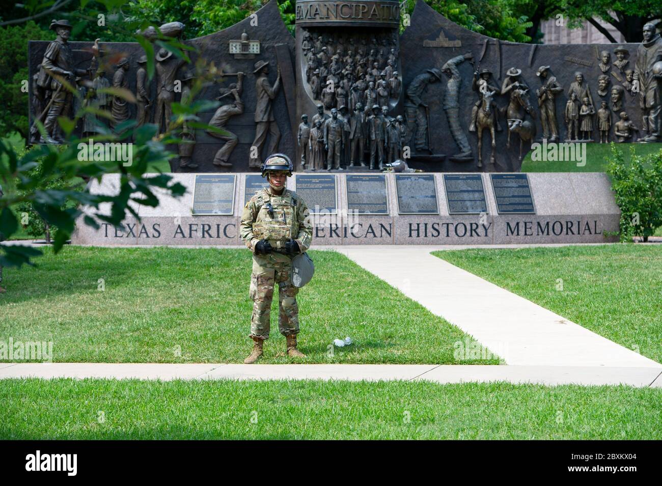 07 juin 2020 : un garde-Guardsman national se tient devant le Texas African American History Memorial à la capitale du Texas. Les manifestants du Black Austin Rally et de la marche pour les Black Lives arrivent à la capitale du Texas. Austin, Texas. Mario Cantu/CSM. Banque D'Images