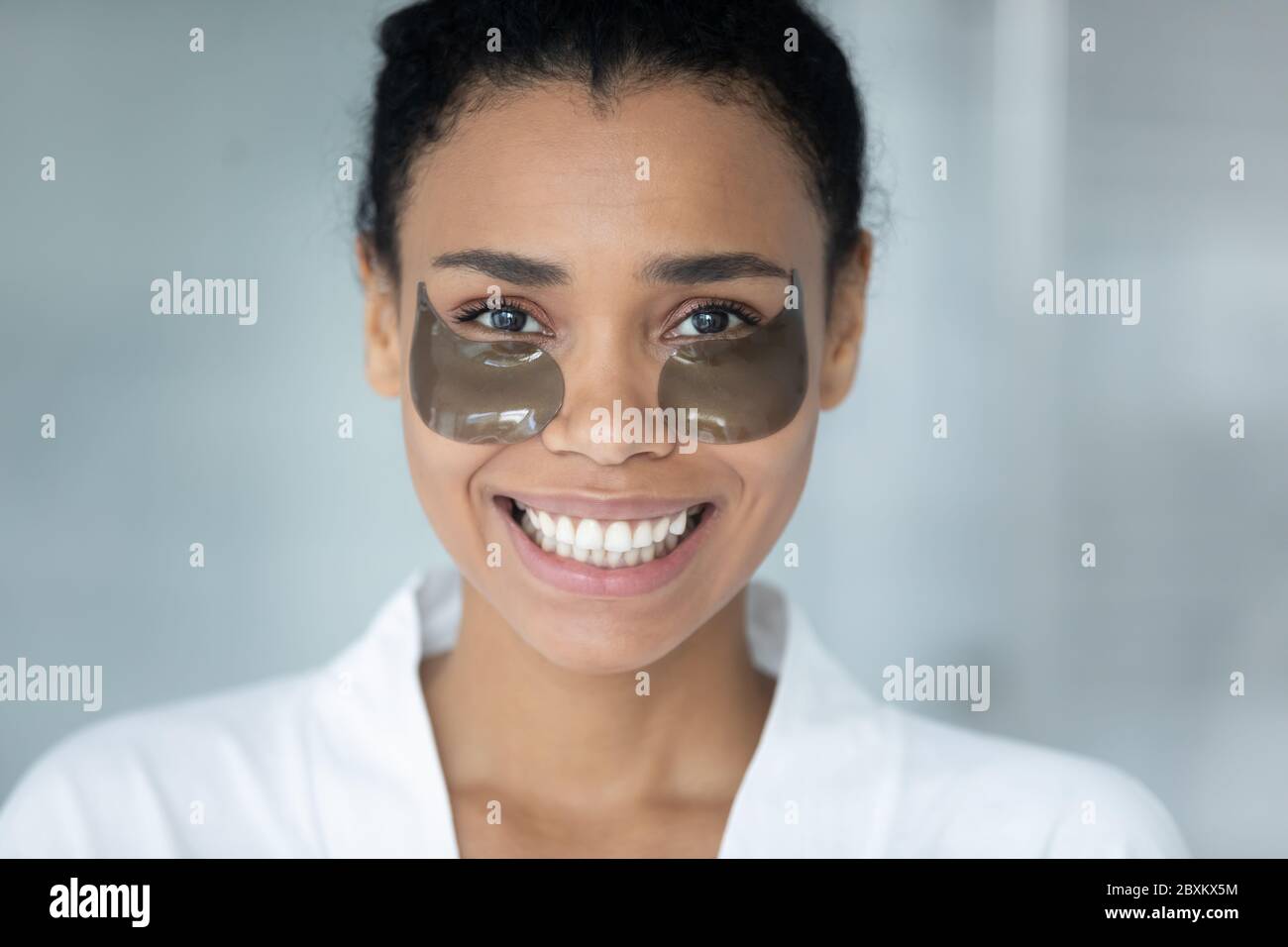 Portrait de tête afro-américaine femme avec masque sous les yeux Banque D'Images