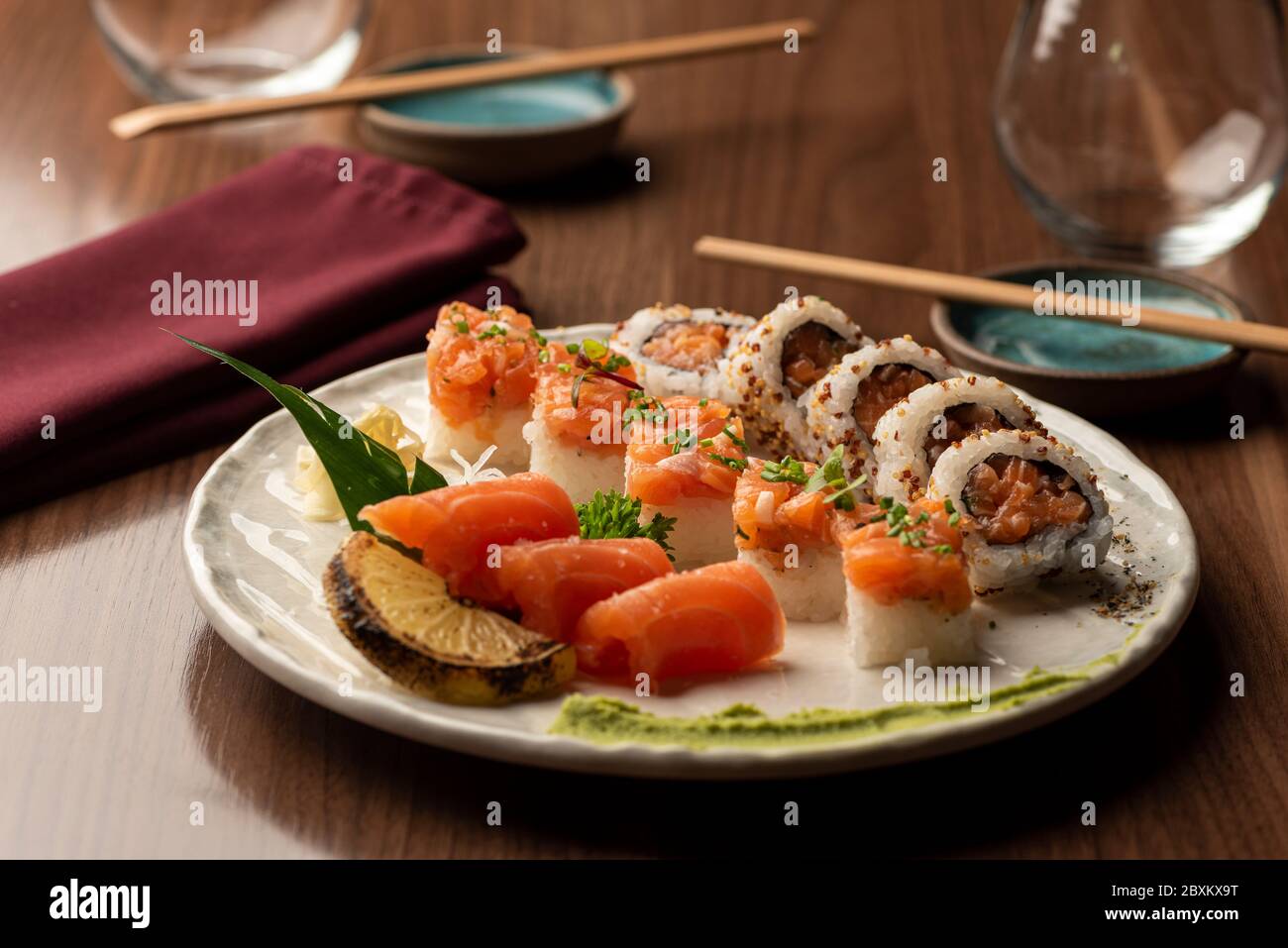 Saumon sashimi à sushis japonais sur une assiette avec baguettes de  serviette et sauce soja sur fond Photo Stock - Alamy