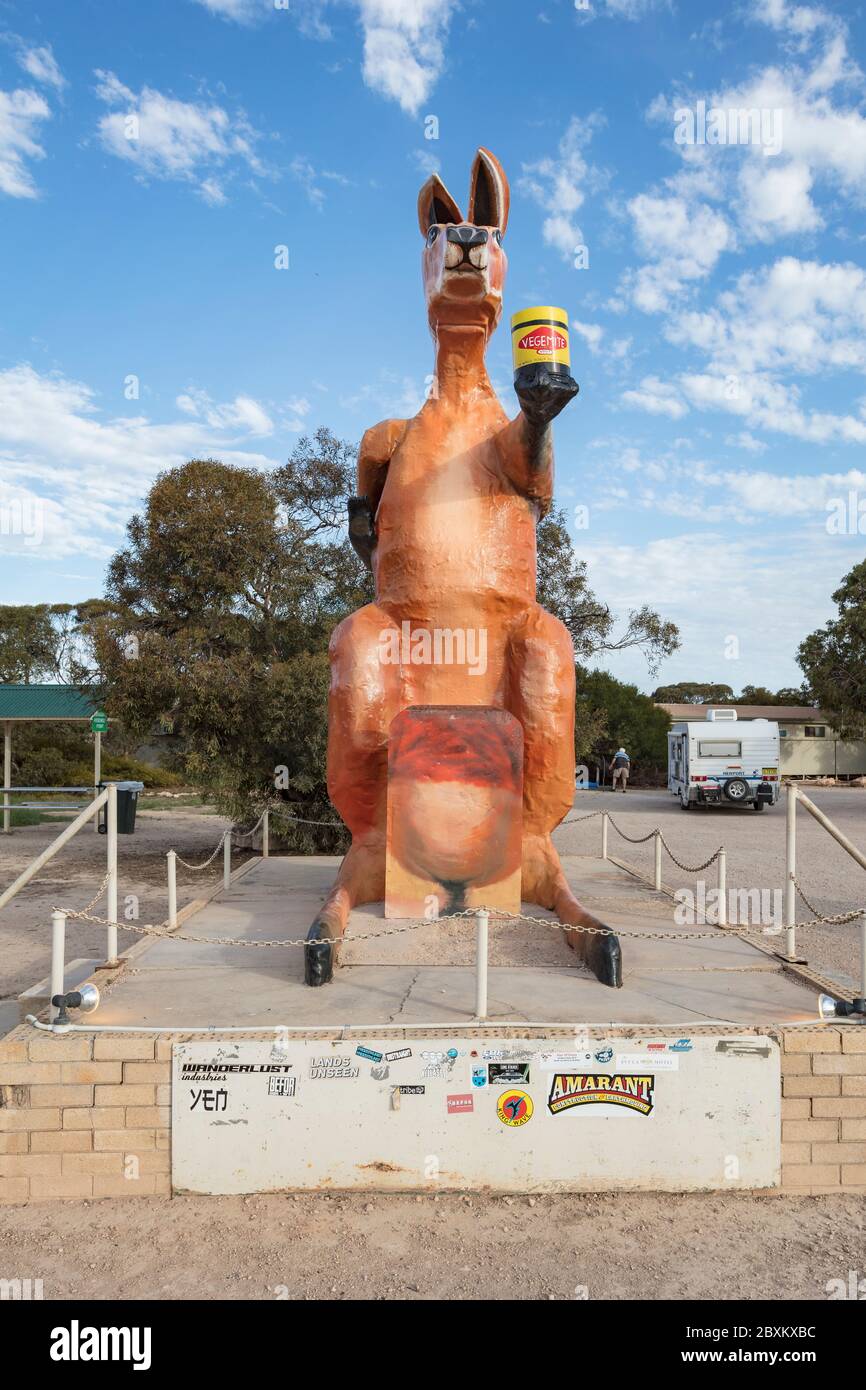 Sa WA frontière traversant Australie méridionale 14 septembre 2019 : Sculpture de deux icônes australiennes, un kangourou rouge tenant un bocal de Vegemite étendu à la Banque D'Images