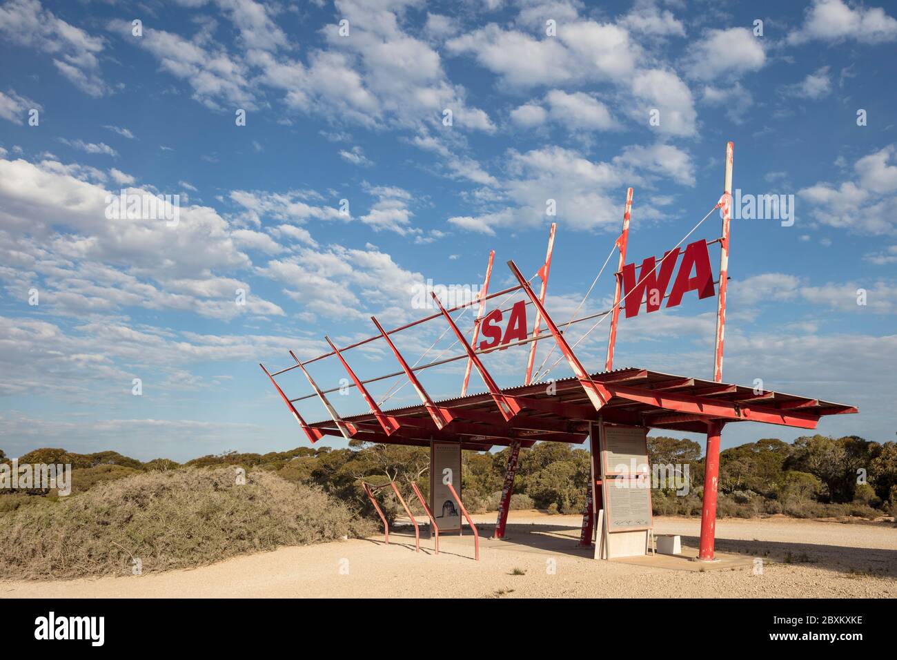 Sa WA Border South Australia 14 septembre 2019 : structure du pavillon rouge célébrant la frontière entre l'Australie méridionale et l'Australie occidentale Banque D'Images