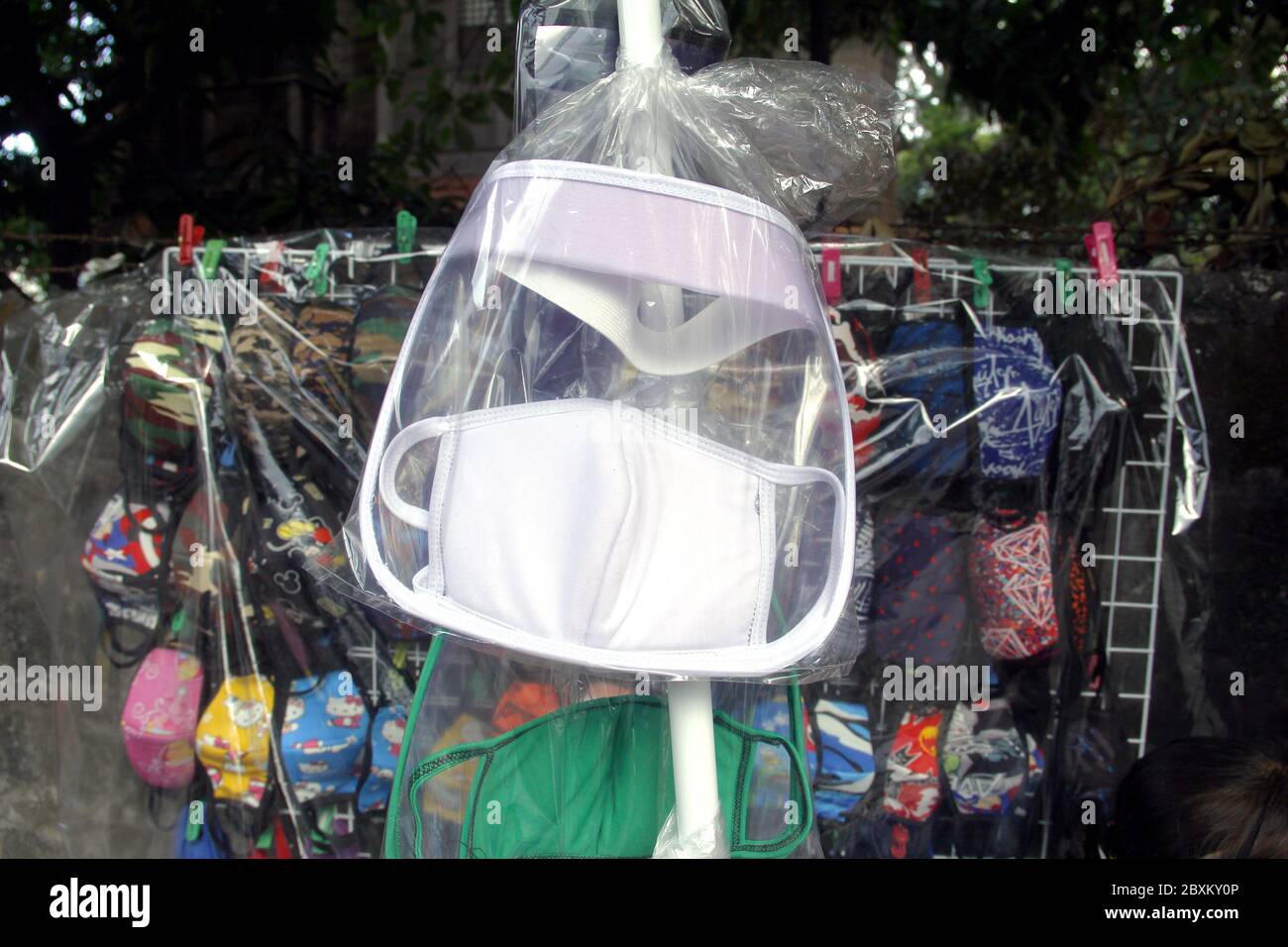 Antipolo City, Philippines - 1 juin 2020 : masque facial lavable assorti, masque tubulaire, masque facial et gants de moto exposés à un stand a improvisé Banque D'Images