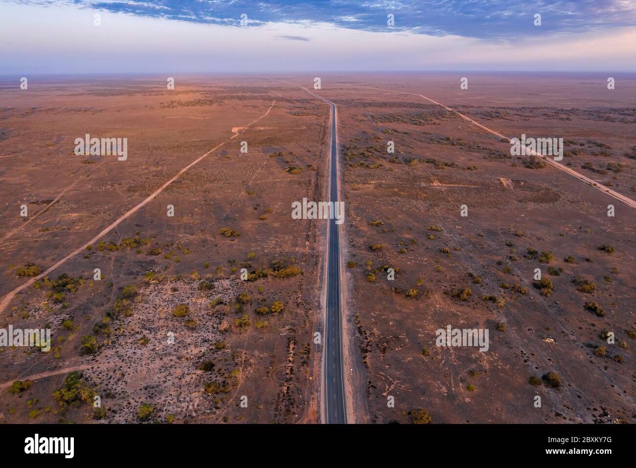 Vue aérienne à l'aube de la longue route traversant la plaine de Nullarbor en Australie occidentale Banque D'Images