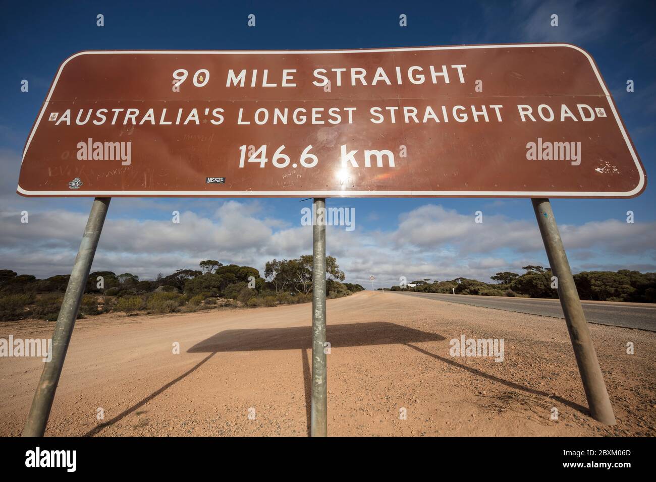 Cocklebiddy Australie occidentale 15 septembre 2019 : panneau indiquant le début de la route droite de 90 km, qui est la plus longue route droite d'Australie a Banque D'Images