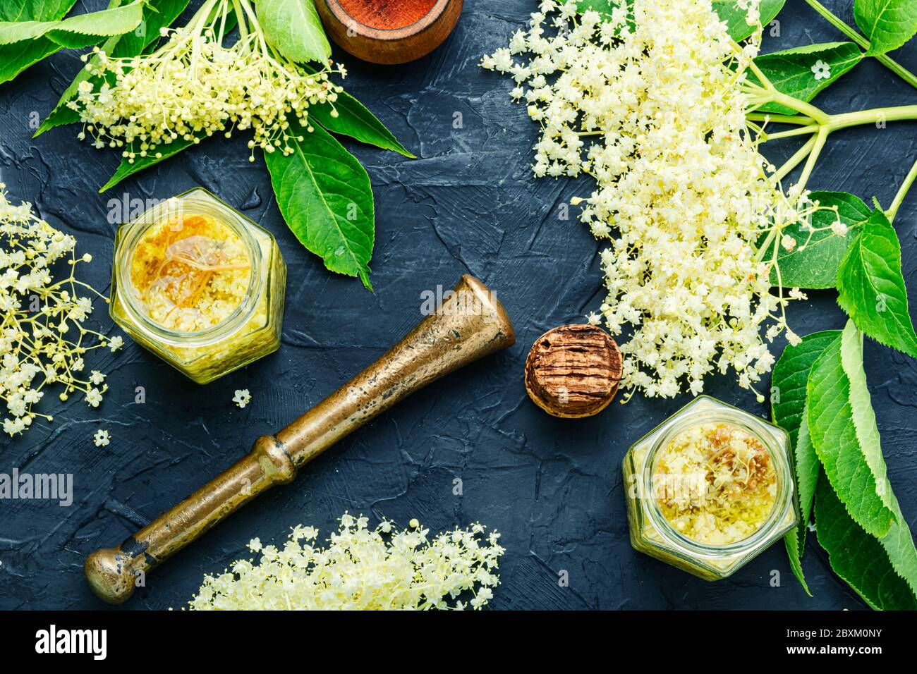 La teinture curative est un médicament fait à partir de fleurs de sureau. Banque D'Images