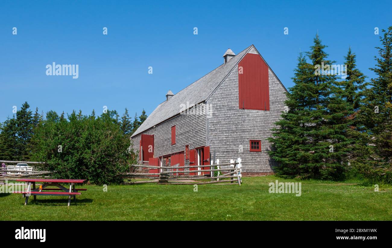 Dépendances dans une propriété traditionnelle. Grange rustique en bois clôturée à Green Gables Heritage place. Cavendish, Île-du-Prince-Édouard, Canada. Banque D'Images