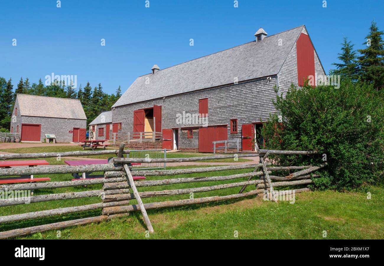 Dépendances dans une propriété traditionnelle. Grange rustique en bois clôturée à Green Gables Heritage place. Cavendish, Île-du-Prince-Édouard, Canada. Banque D'Images