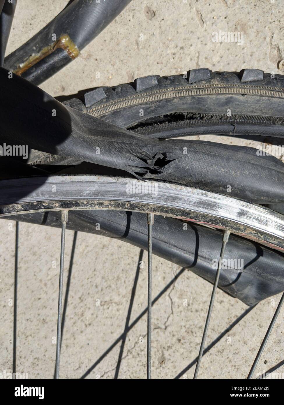 détail de la chambre à air, pneu crevé problème de vélo Photo Stock - Alamy