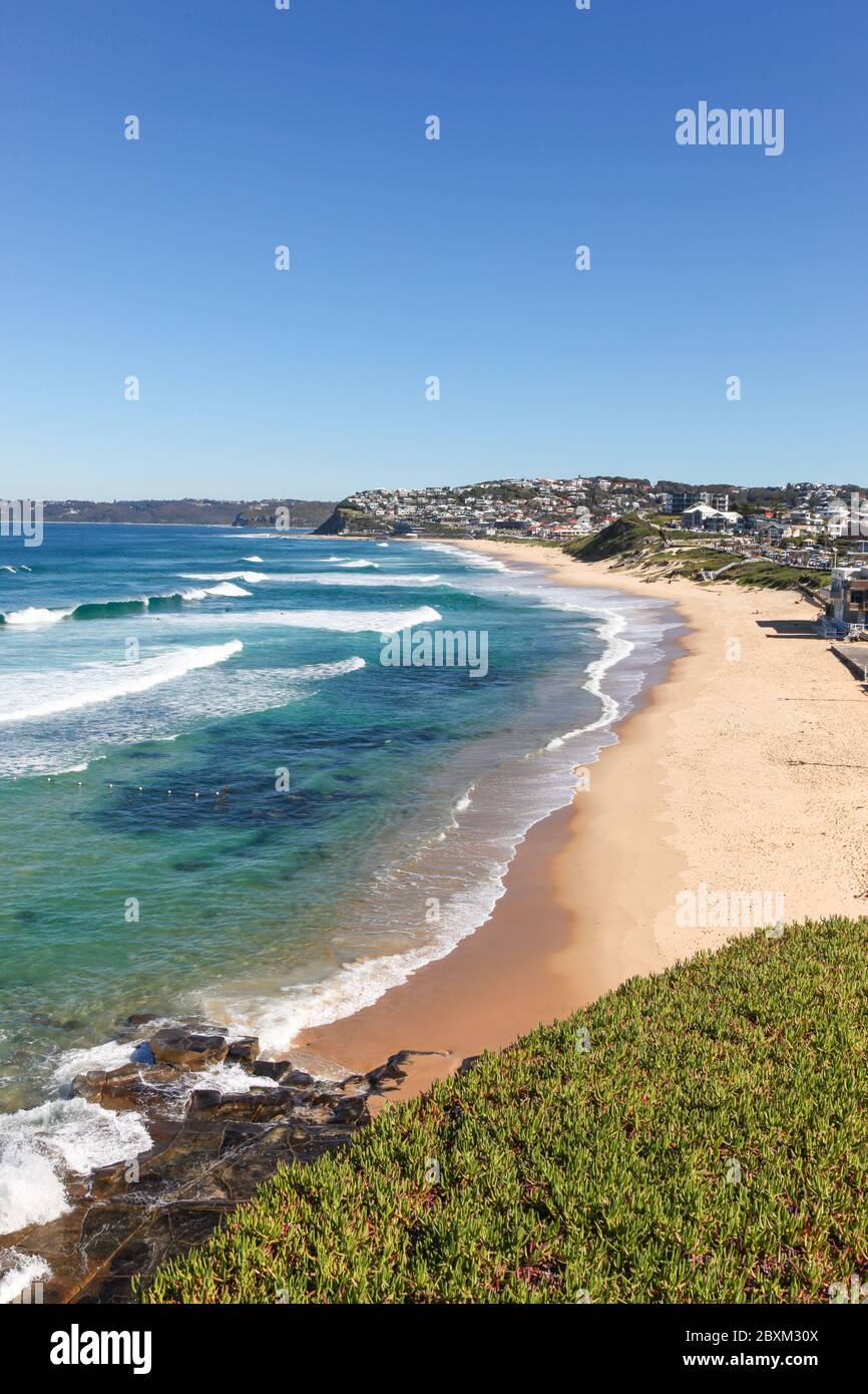 Vue sur la plage magnifique entre Bar Beach et Merewether à Newcastle, Nouvelle-Galles du Sud, Australie. Newcastle est l'un des plus grands centres régionaux d'Australie Banque D'Images