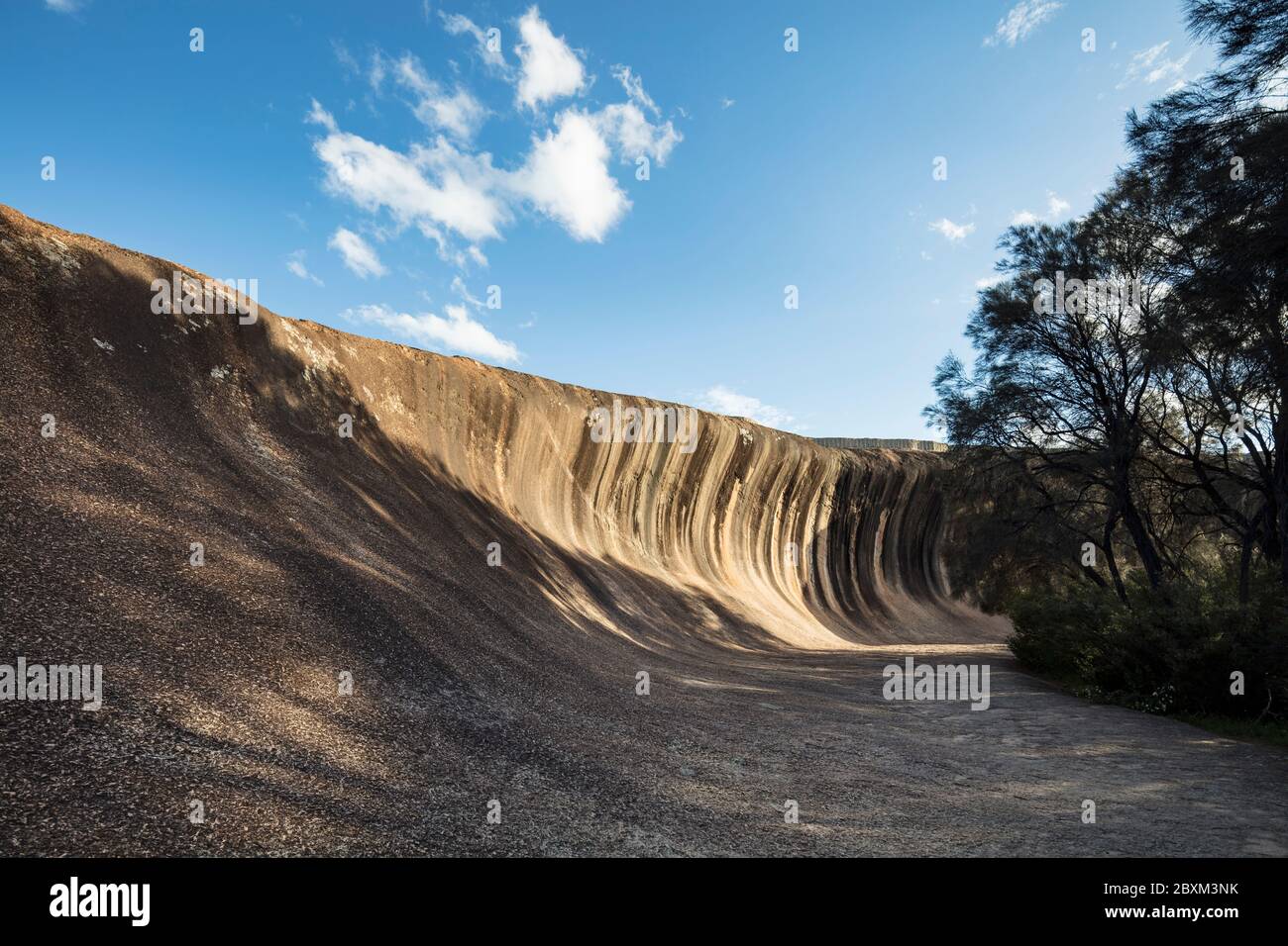 Wave Rock, une formation naturelle de 15 mètres de haut qui a la forme d'une grande vague océanique et est située à Hyden, en Australie occidentale Banque D'Images