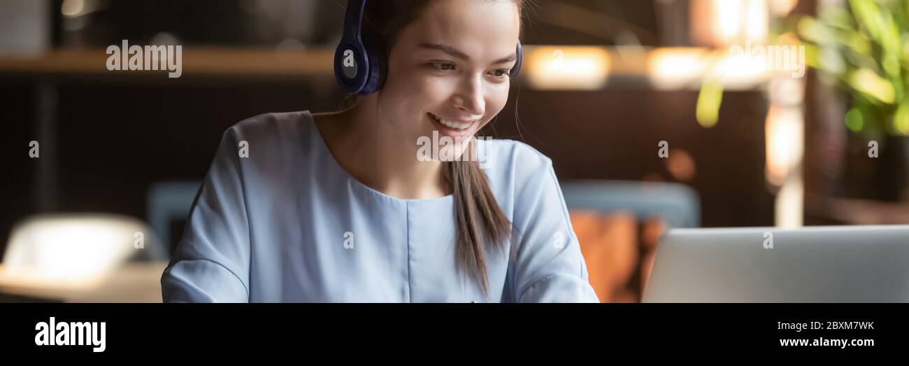 Femme porter un casque regarder un pc étudier avec un tuteur Banque D'Images