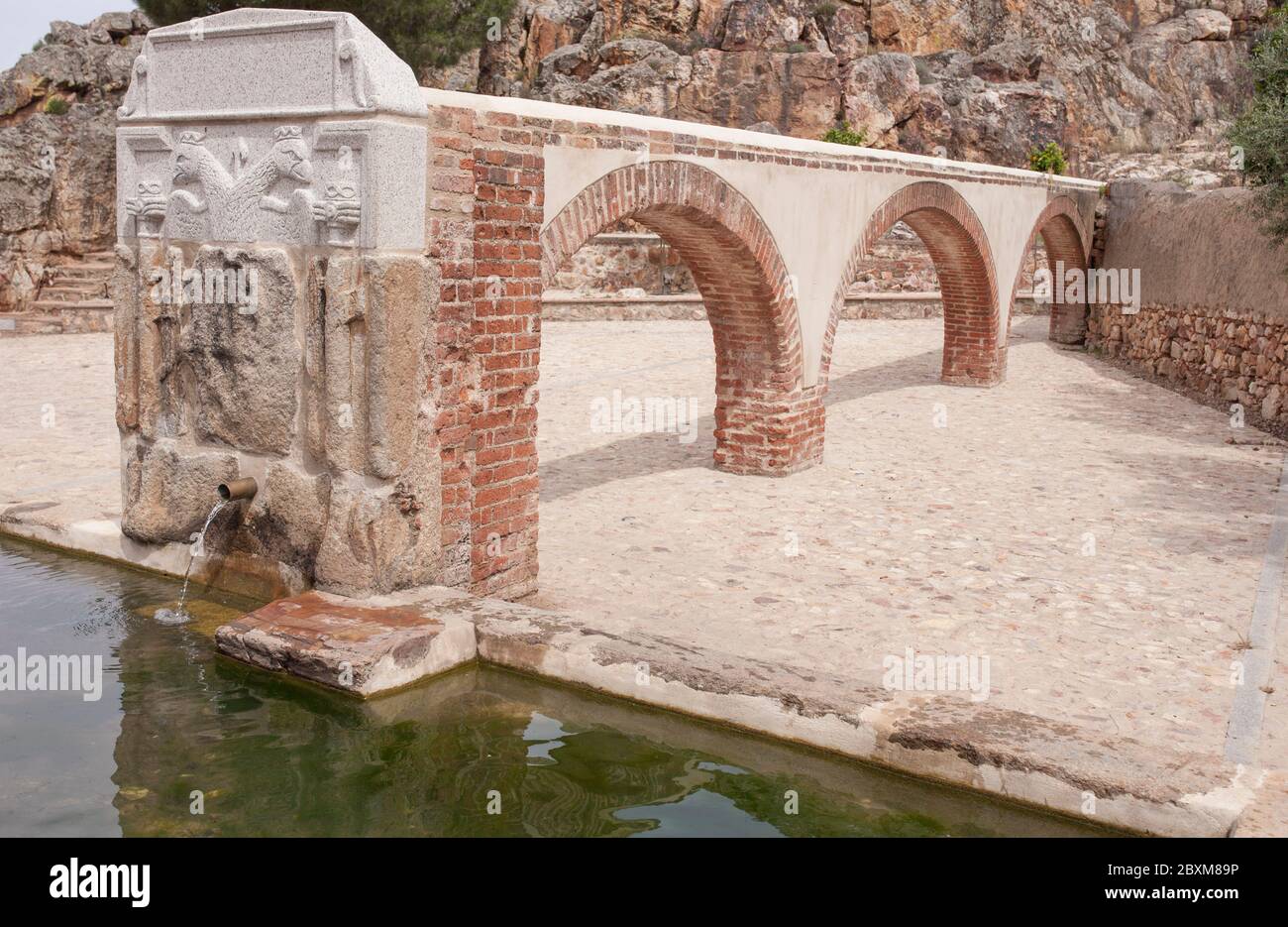 Palomas Pillar Fountain construit au XVIe siècle, Hornachos, Espagne. Armoiries impériales de Carlos V sculptées au milieu Banque D'Images