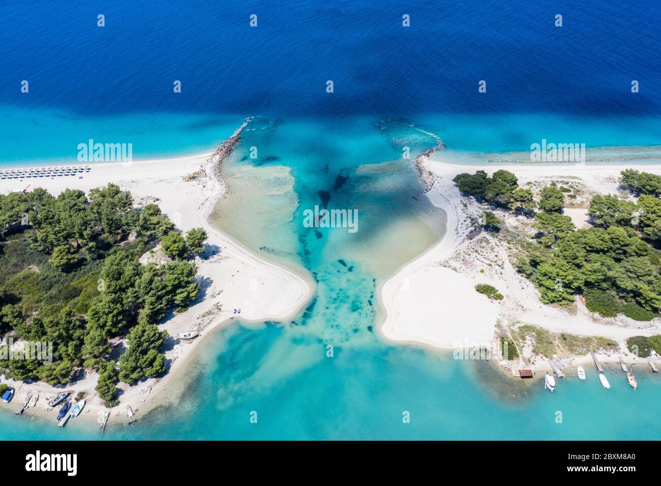 Vue aérienne sur Port Glarokavos et la plage de la lagune Kassandra penisula Chalkidiki Grèce Banque D'Images