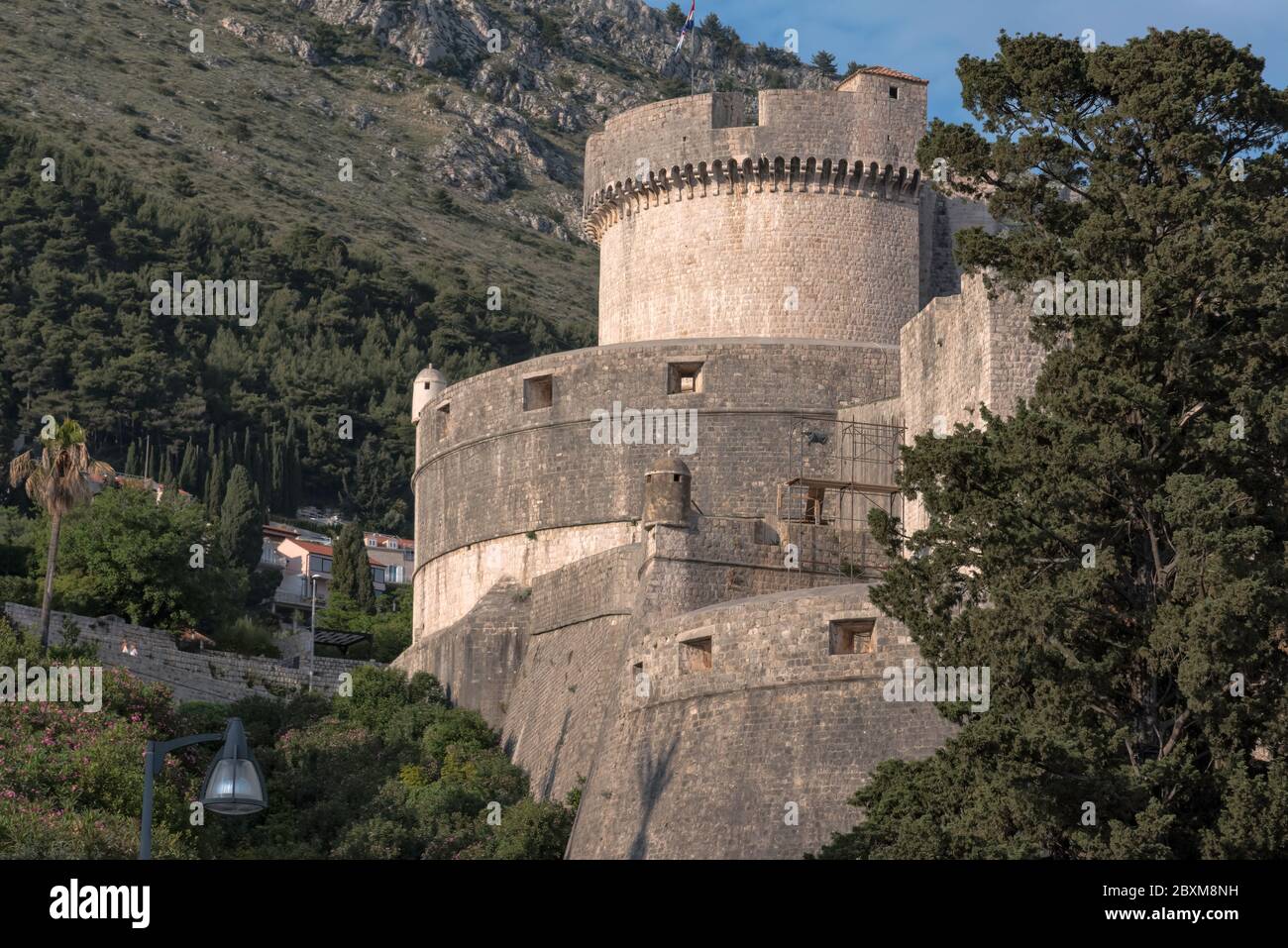 La Tour Minceta, une tourelle dans les remparts de la ville qui entoure la vieille ville de Dubrovnik en Croatie. Banque D'Images