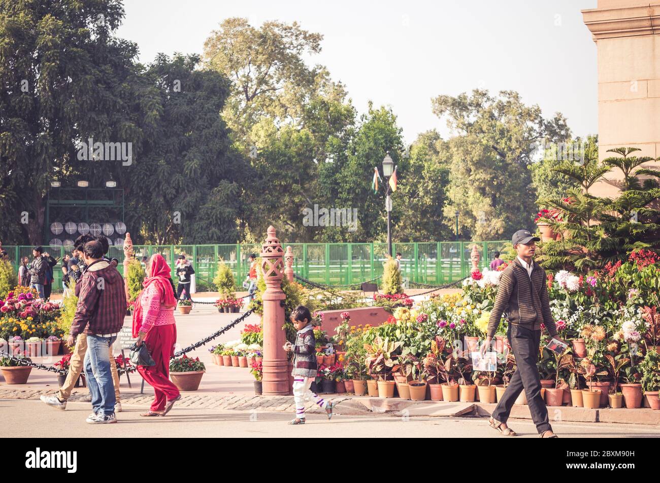 DELHI, INDE - 05 FÉVRIER 2014 - les Indiens marchant près de la porte de l'Inde à Delhi, Inde. Heure d'or. Banque D'Images
