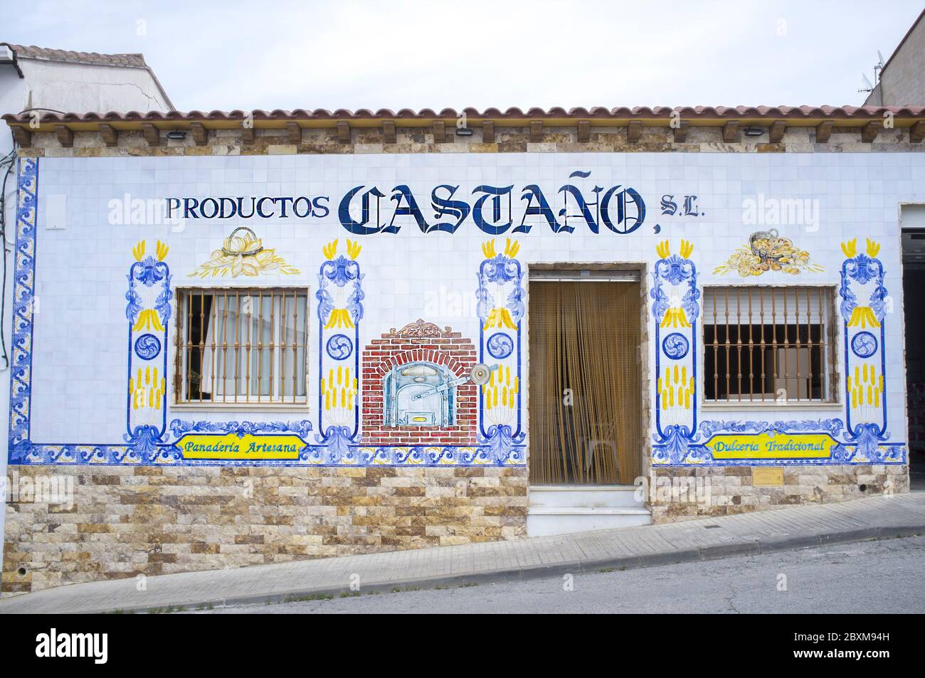 Hornachos, Espagne - 1er juin 2020 : façade traditionnelle de carreaux vitrés de la boulangerie, Hornachos, Espagne. Tourisme rural et gastronomique en Estrémadure Banque D'Images