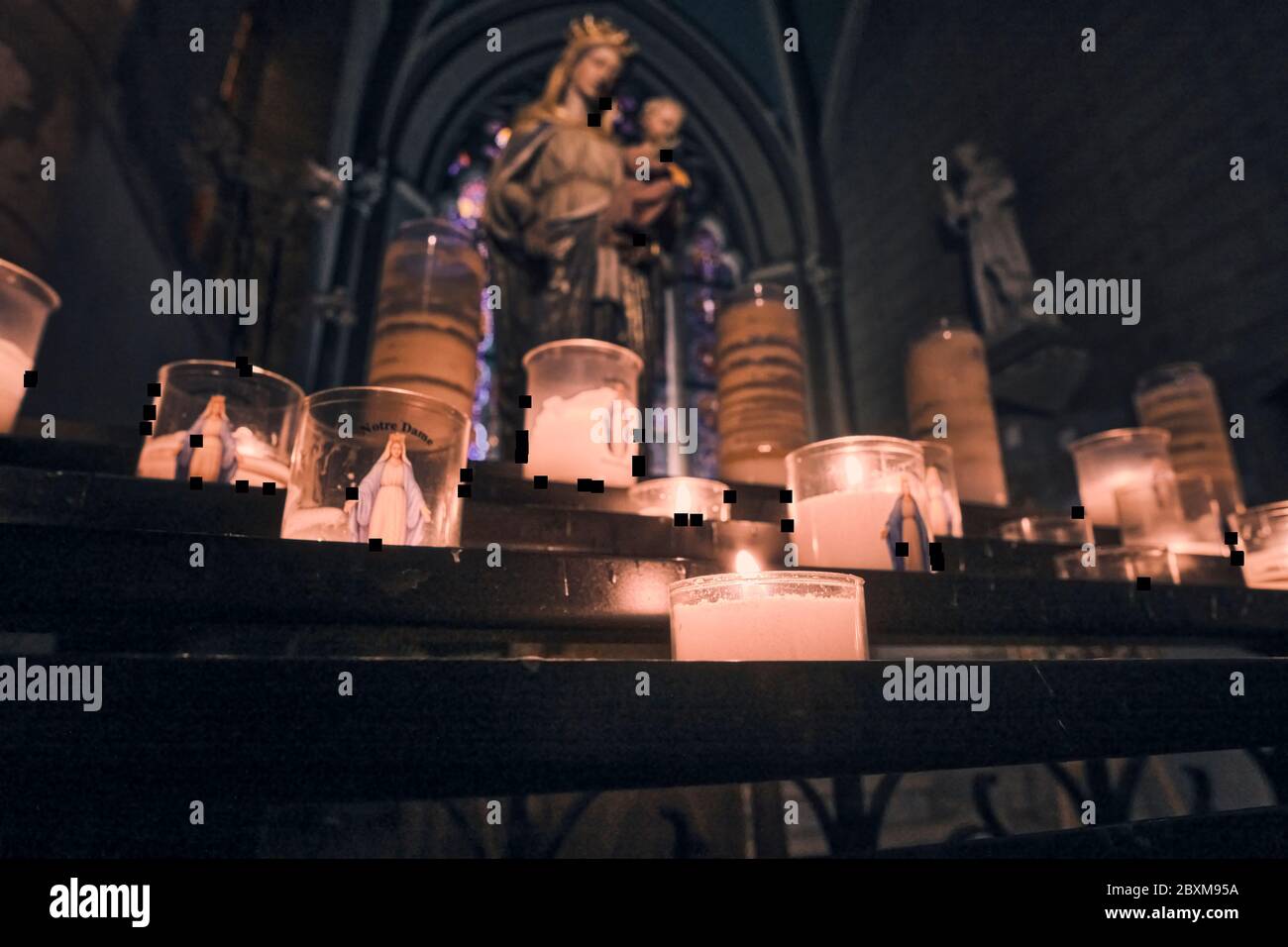 Bougies de prière et la Vierge Marie avec le bébé Jésus à l'église Sainte-Melaine à Rennes, France Banque D'Images