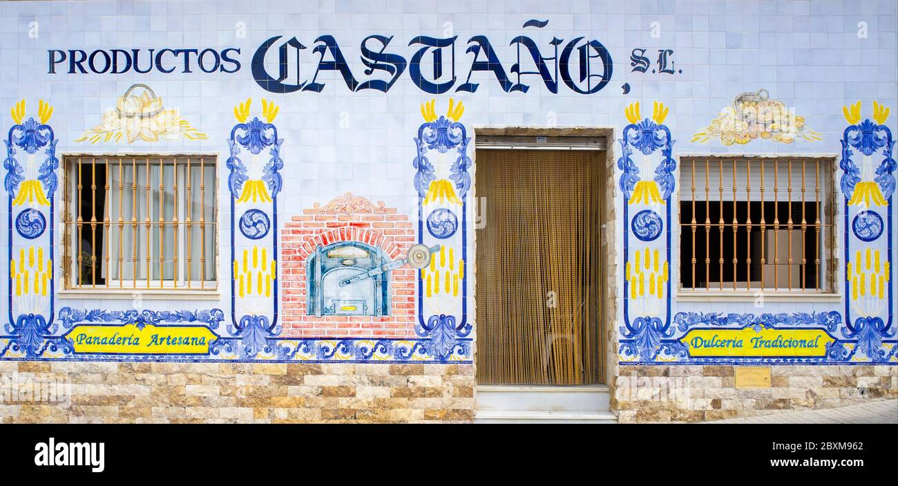 Hornachos, Espagne - 1er juin 2020 : façade traditionnelle de carreaux vitrés de la boulangerie, Hornachos, Espagne. Tourisme rural et gastronomique en Estrémadure Banque D'Images