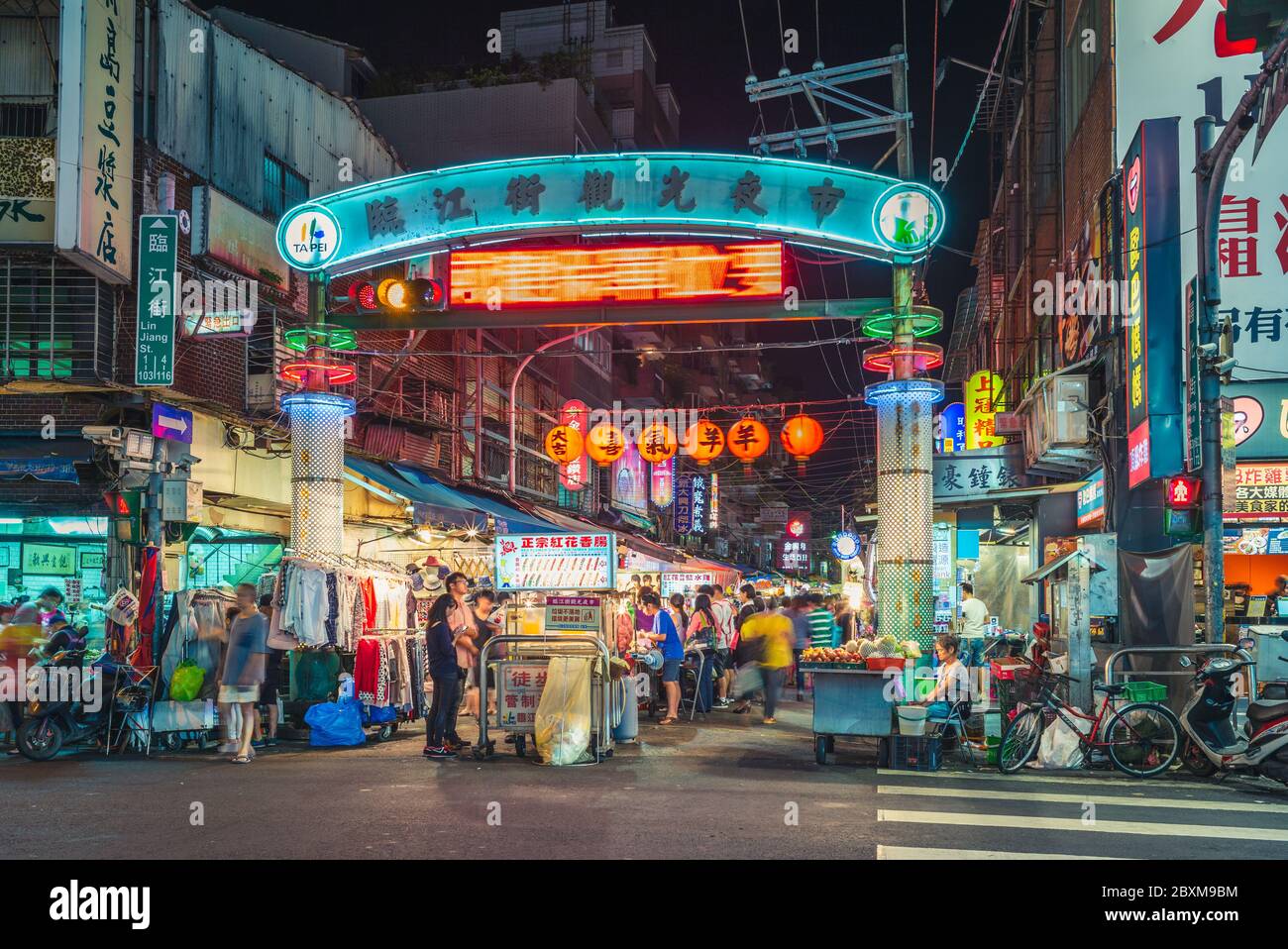 Taipei, Taïwan - 11 septembre 2015 : vue de nuit de l'entrée du marché nocturne de la rue Linjiang, l'un des marchés nocturnes les plus populaires de taipei Banque D'Images