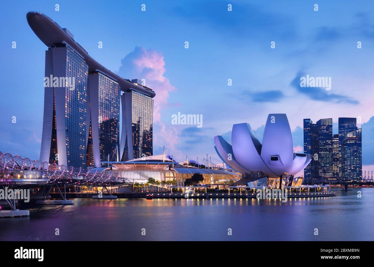 Vue sur Singapour à la baie de Marina au crépuscule Banque D'Images