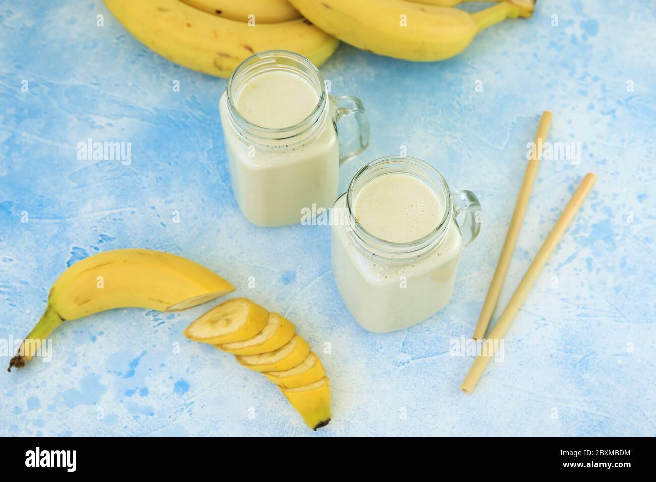 Yaourt à la banane ou smoothie avec fruits à la banane, nourriture végétarienne, régime alimentaire et concept sain Banque D'Images