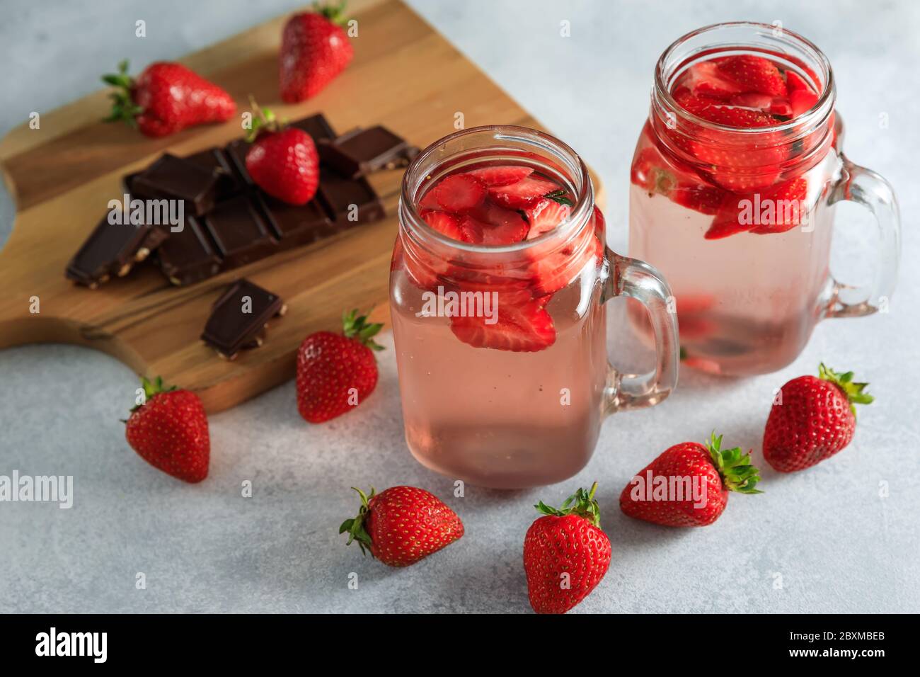 Boisson aux fraises avec baies et bois avec chocolat. Régime et boisson saine concept Banque D'Images