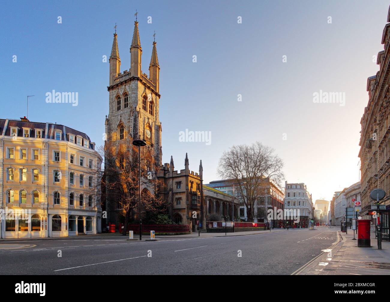 Rue Holborn à Londres avec église Banque D'Images
