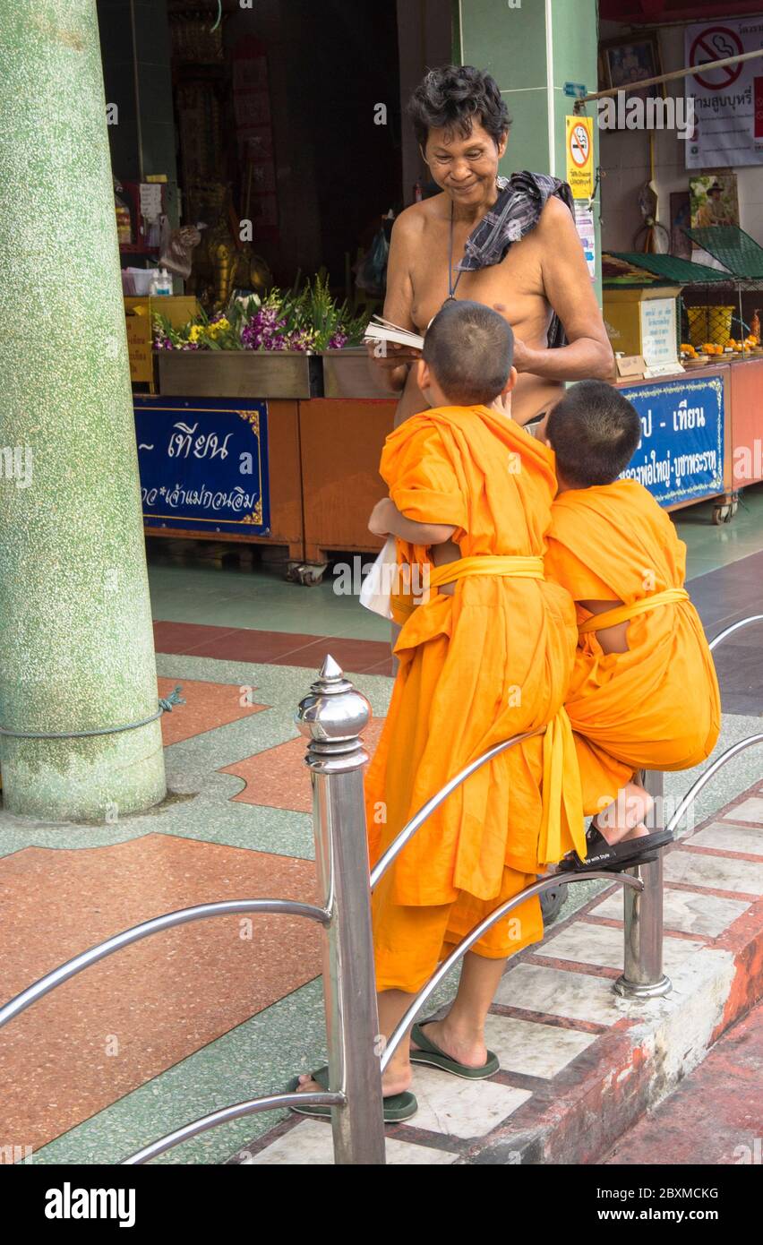 Les moines novices parlaient à l'homme adulte dans le temple, Bangkok Thaïlande Banque D'Images