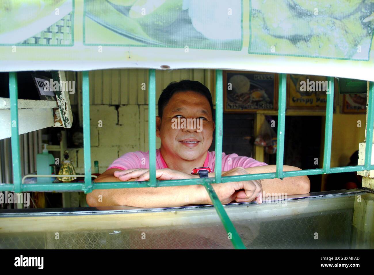 Antipolo City, Philippines - 1 juin 2020 : portrait d'un philippin adulte debout dans son magasin vendant des collations frites. Banque D'Images