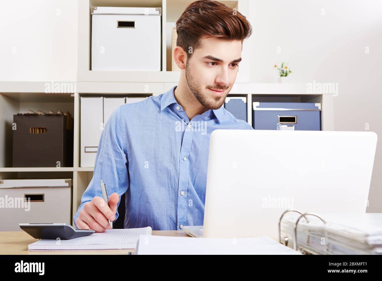 Young businessman working on laptop in l'office Banque D'Images