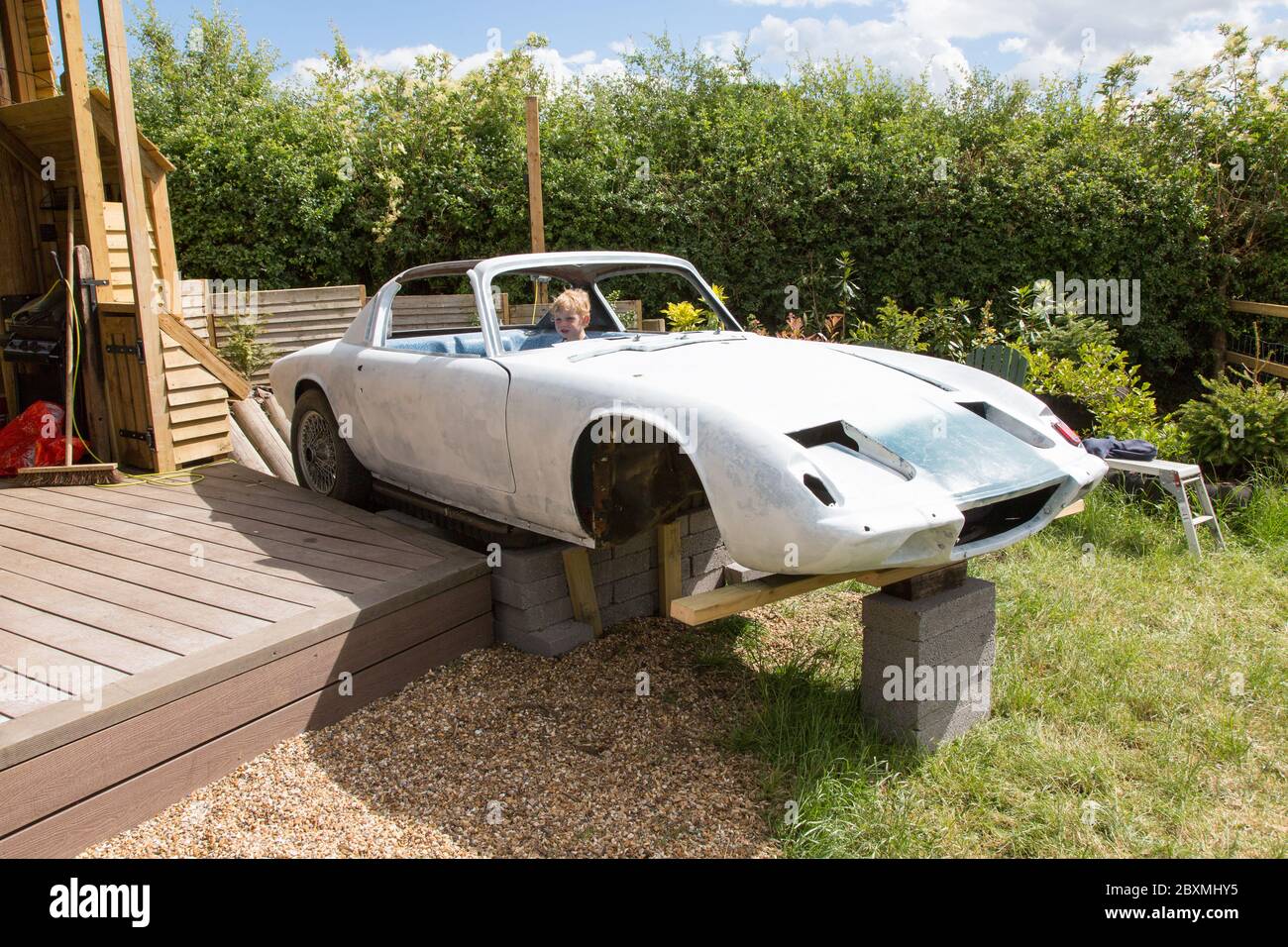 Lotus Elan +2 voiture classique en cours de conversion en un bain à remous personnalisé, Medstead, Alton, Hampshire Angleterre, Royaume-Uni. Banque D'Images